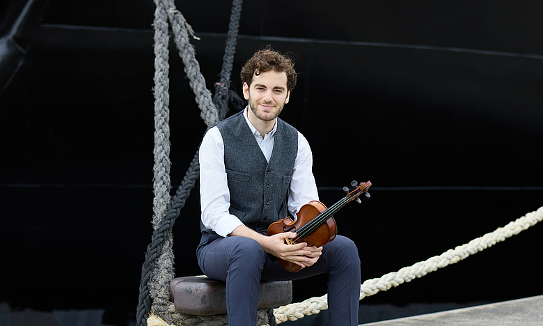 © Oliver Borchert Emmanuel Tjeknavorian